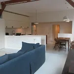 A Bright Parisian Loft In The Heart Of The 17th Arrondissement アパート パリ